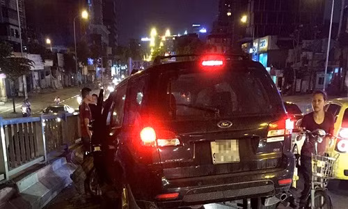 Ảnh: Hiện trường xe Ford Escape tông liên hoàn trên cầu vượt ở HN