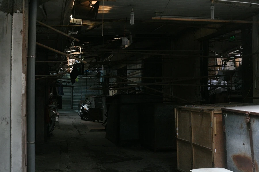 Loạt ki-ốt các khu chợ đầu mối lớn nhất nhì HN đìu hiu do dịch corona