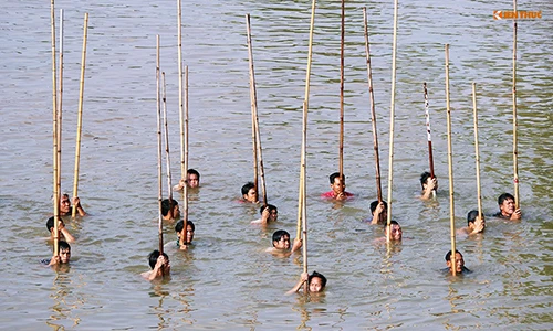 Tròn mắt xem cả làng kéo nhau xuống sông đánh dậm