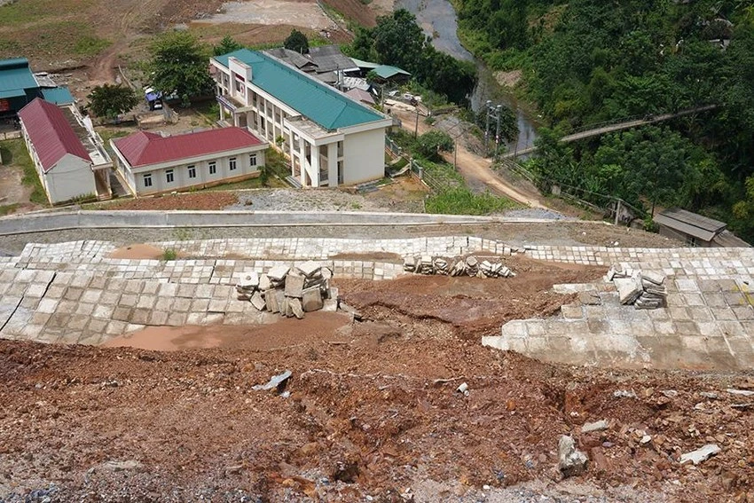 Thanh Hóa: Mục sở thị công trình chống sạt lở 37 tỷ chưa nghiệm thu đã nứt toác