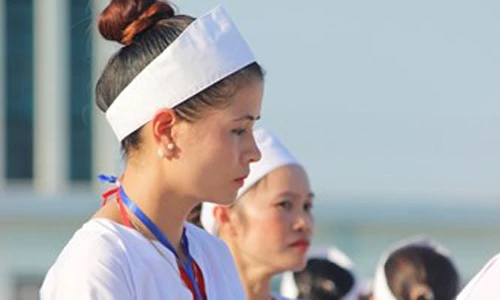 Ảnh: Phụ nữ Mường xinh đẹp trong màn trình diễn chiêng lập kỷ lục