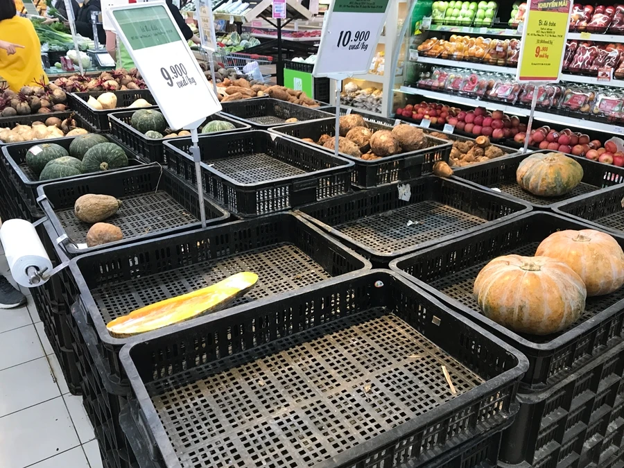 Dịch corona sau Tết, thịt và rau củ quả ở các siêu thị Hà Nội “cháy hàng” liên tục