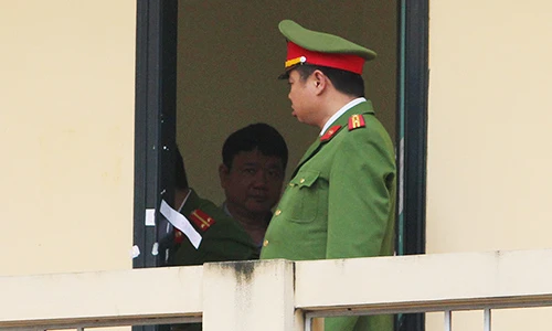Hình ảnh ông Đinh La Thăng trước giờ vào phòng xét xử