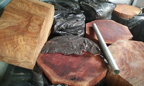 Chùm ảnh: Gắn biển xanh giả chở gỗ lậu giữa Hà Nội