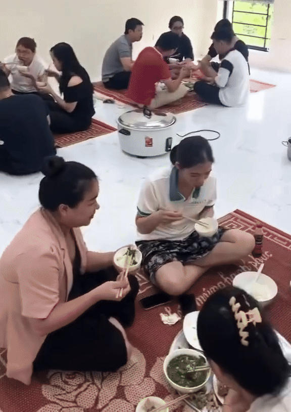 Ve que an co, co gai phai ngoi rieng mot mam-Hinh-2