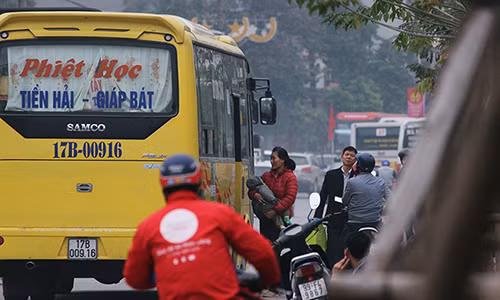 Náo loạn người dân đuổi bắt xe khách về quê ăn Tết dương