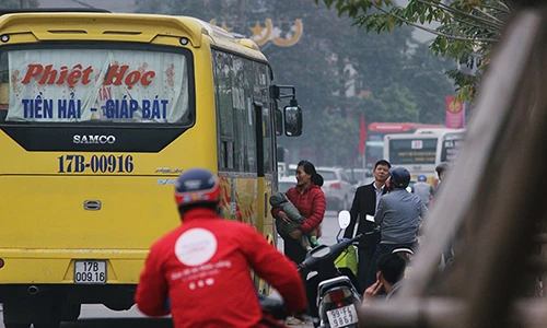 Náo loạn người dân đuổi bắt xe khách về quê ăn Tết dương