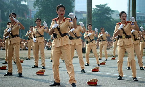 Phát sốt với màn múa võ của nam nữ CSGT Hà Nội