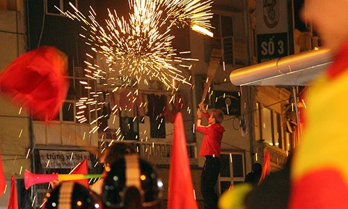 Cổ động viên ăn mừng quá khích sau khi tuyển Việt Nam vô địch AFF Cup