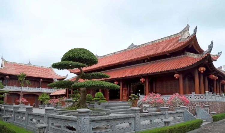 Choáng ngợp căn biệt phủ gỗ hương 4.000m2 của đại gia xứ Nghệ