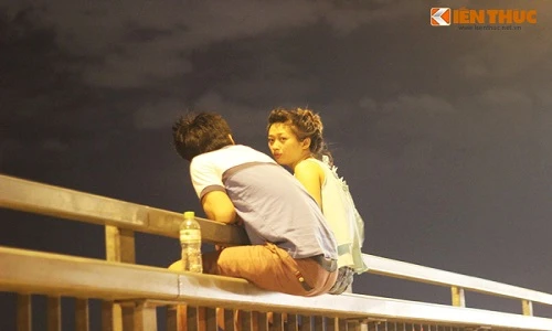 Ảnh: Thót tim trai xinh gái đẹp ngồi vắt vẻo trên cầu Nhật Tân