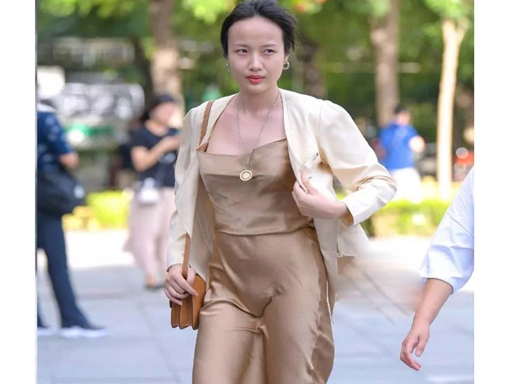 “Gai mắt” vì chị em đua nhau diện váy phòng the dính người phản cảm xuống phố