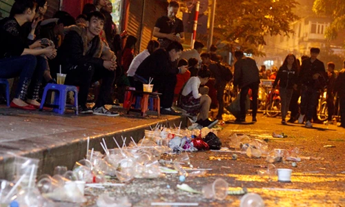 Chùm ảnh: Rác thải ngập Hà Nội sau giao thừa 2017