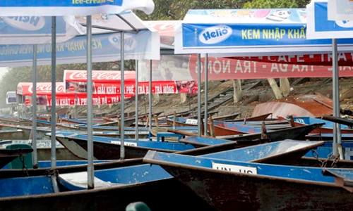 Ảnh: "Khoác áo mới" cho dàn thuyền chở khách trẩy hội chùa Hương