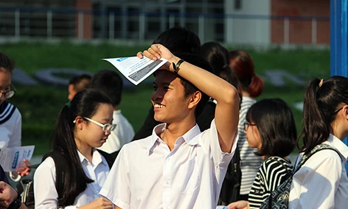 Ảnh: Thí sinh "kêu trời" với đề toán, nhưng vẫn cười rạng rỡ