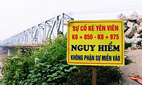 Cận cảnh những vết nứt ở cầu Đuống, dân nơm nớp lo sợ