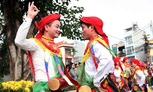 Ảnh: Người Hà Nội hào hứng với màn diễn “con đĩ đánh bồng“