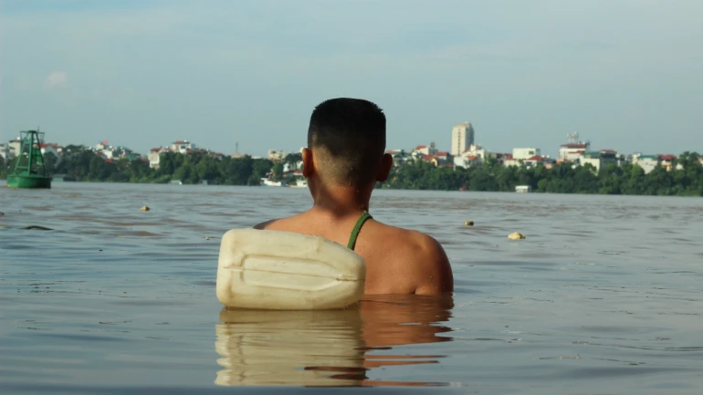 Rùng mình cảnh người Hà Nội tắm giữa nước lũ sông Hồng