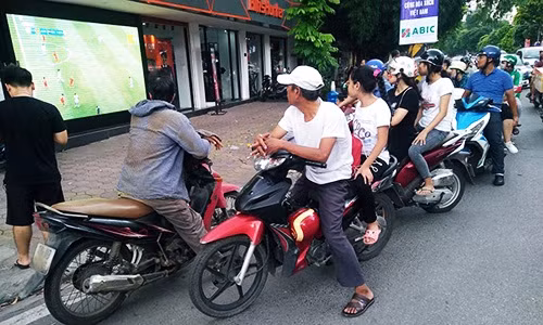 Xúc động người hâm mộ đứng đường theo dõi U23 Việt Nam - U23 UAE