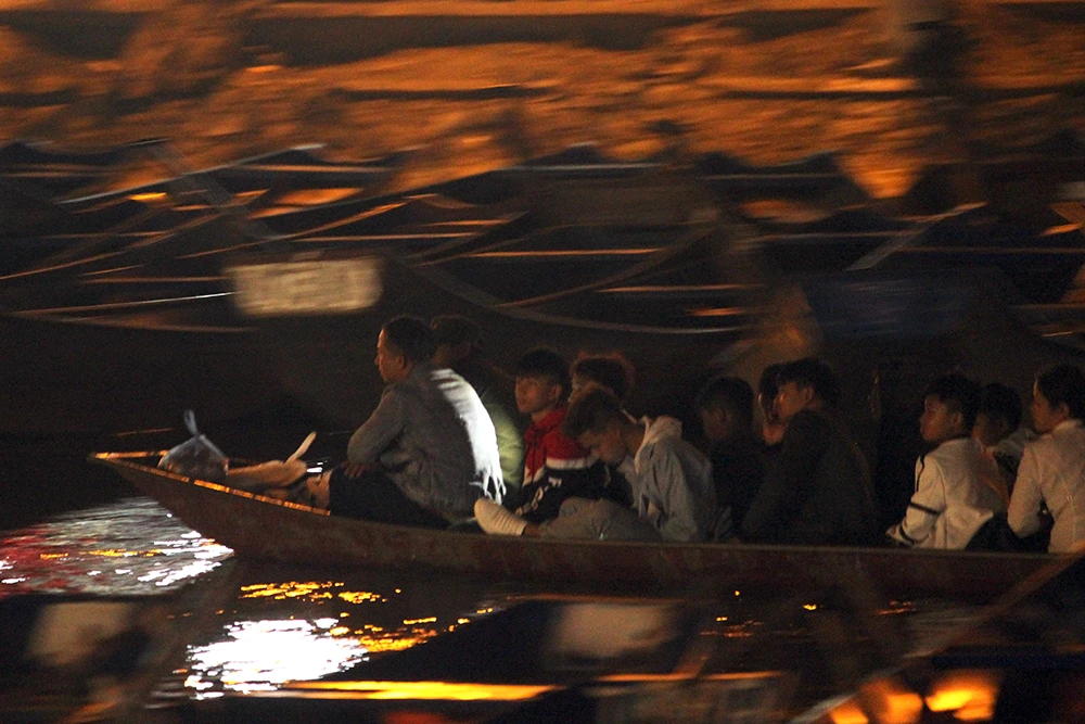 Ảnh: Dòng người soi đèn trên suối Yến, xuyên đêm trẩy hội chùa Hương 