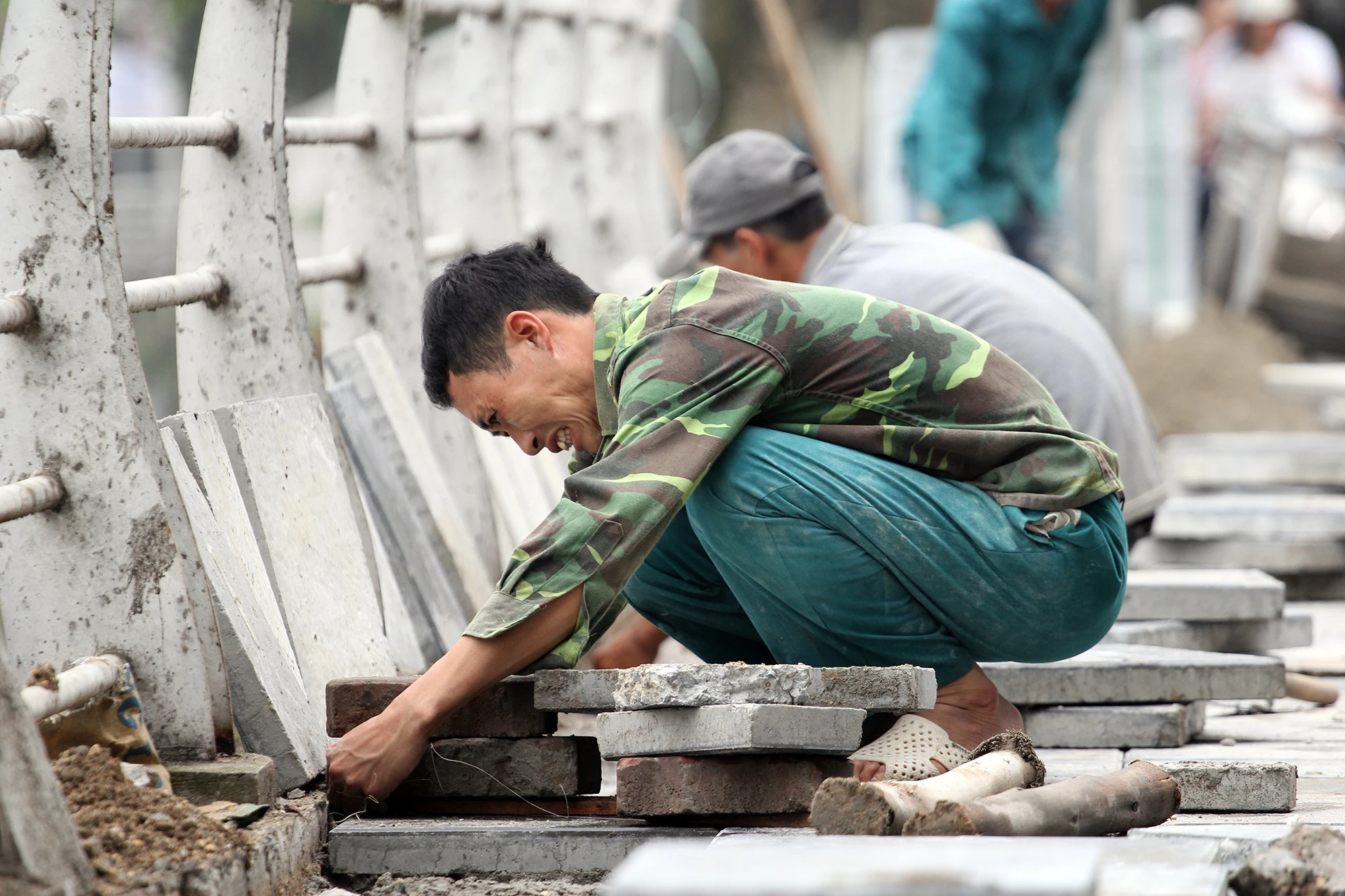 “Mục sở thị” tuyến phố ở Hà Nội đang lát đá vỉa hè