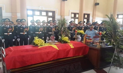 Rớt nước mắt phút hỏa táng Đại tá Trần Quang Khải