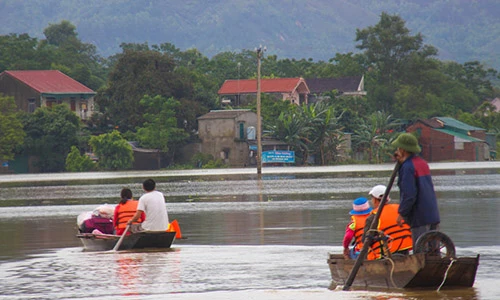 Hình ảnh mưa lũ gây thiệt hại đáng sợ từ miền Bắc vào miền Trung