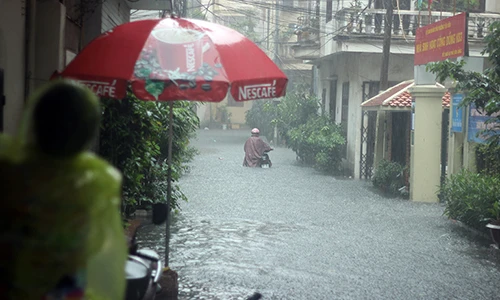 Ảnh: Đường phố Hà Nội biến thành sông do ảnh hưởng bão số 2