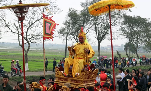 Ảnh: Người dân Hà Nội hào hứng rước kiệu vua, chúa sống