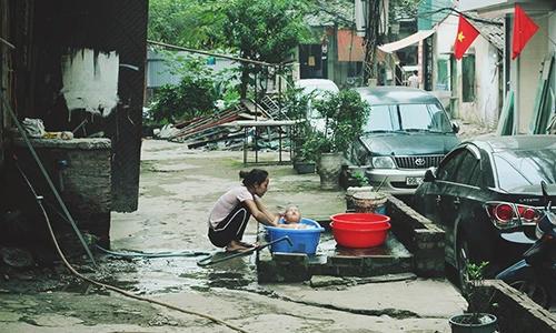 Ảnh: Tiềm tàng ổ dịch sốt xuất huyết xóm nghèo ở nhà tiền tỷ