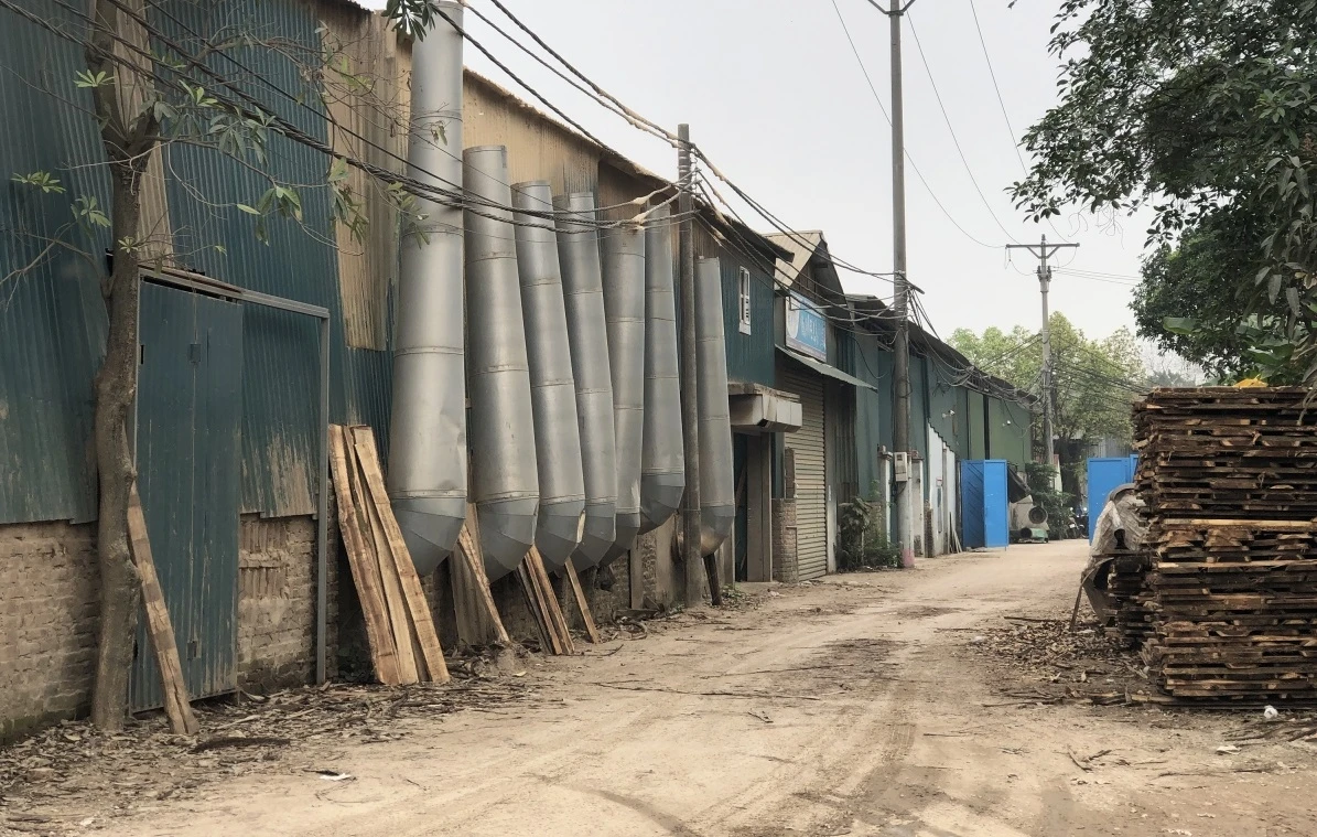 Cận cảnh hàng trăm công trình nhà xưởng lấn chiếm đất ngoài đê sông Hồng