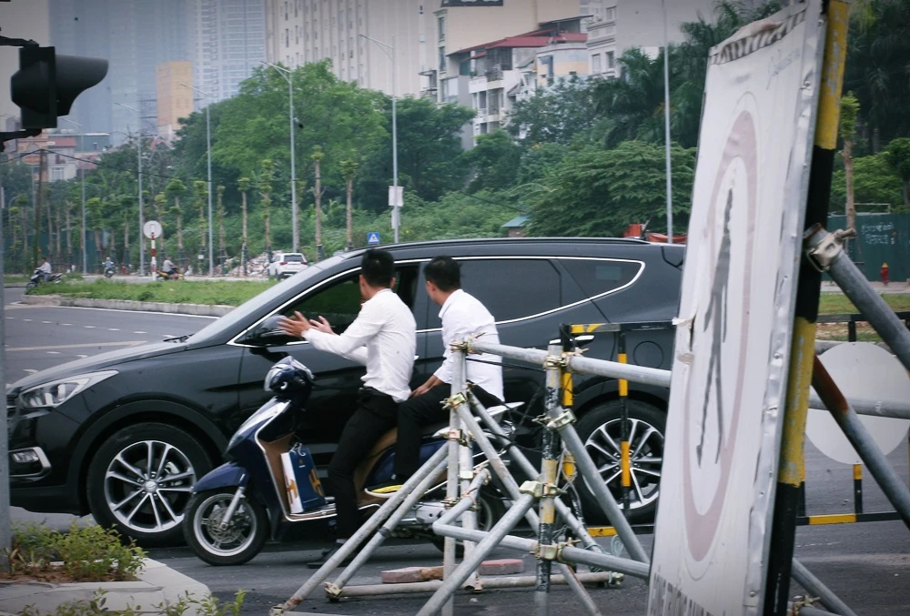Hà Nội: Cò đất săn khách nhộn nhịp trên đường Nguyễn Văn Huyên "đắt nhất hành tinh"