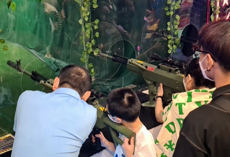 Hà Nội: Phụ huynh vô tư dạy trẻ nhỏ bắn súng bạo lực ở Aeon Mall Hà Đông 