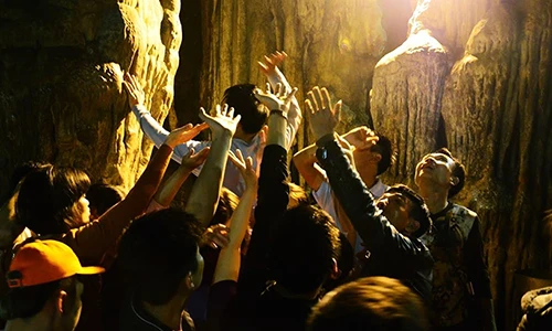 Chen lấn, leo vách đá hứng “nước lộc” cầu may mắn ở chùa Hương