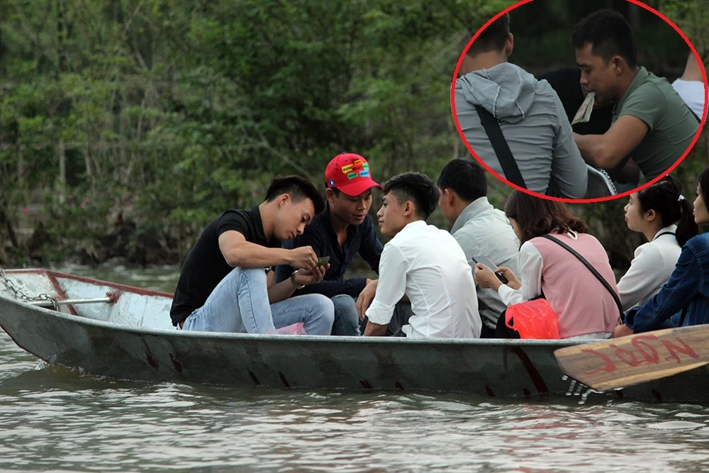 Trẩy hội chùa Hương: Phản cảm du khách sát phạt nhau trên suối Yến