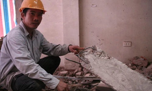 Hà Nội: Phá dỡ nhà 4 tầng nghiêng như tháp Pisa