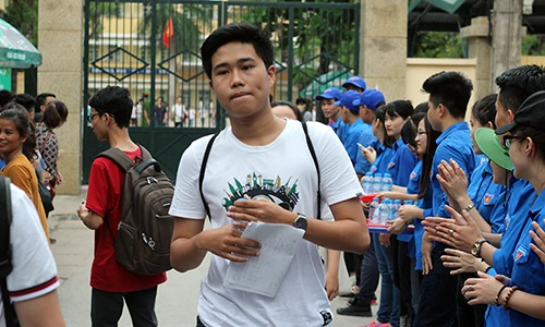 Thí sinh nhăn nhó mặt sau thi môn Toán THPT Quốc gia 2017