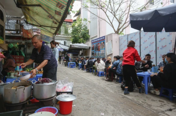 Hàng gà tần vỉa hè bán cả nghìn suất mỗi ngày