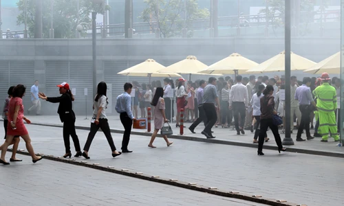 Ảnh: Khói lửa mù mịt tòa nhà Lotte, nhiều người ồ ạt chạy ra