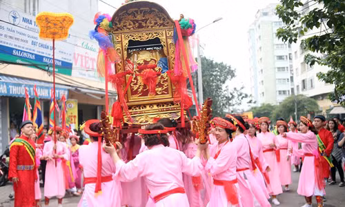 Độc đáo màn rước “kiệu bay” của các cô gái Hà Nội