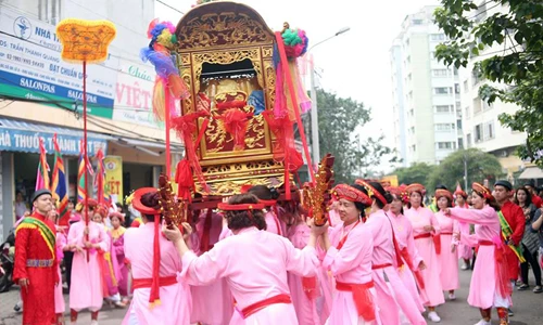 Độc đáo màn rước “kiệu bay” của các cô gái Hà Nội