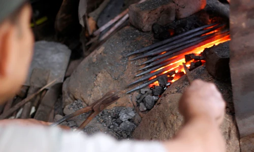 Ảnh: Lò rèn truyền thống đỏ lửa những ngày cận Tết ở Hà Nội