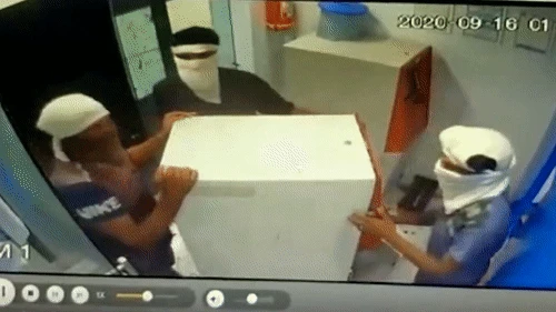 Video: Đứng hình xem trộm dùng máy cắt lấy tiền trong cây ATM