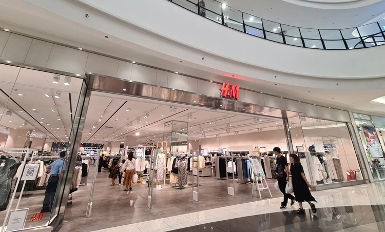 Trước làn sóng tẩy chay dữ dội, cửa hàng H&M ở Hà Nội ảm đạm khách