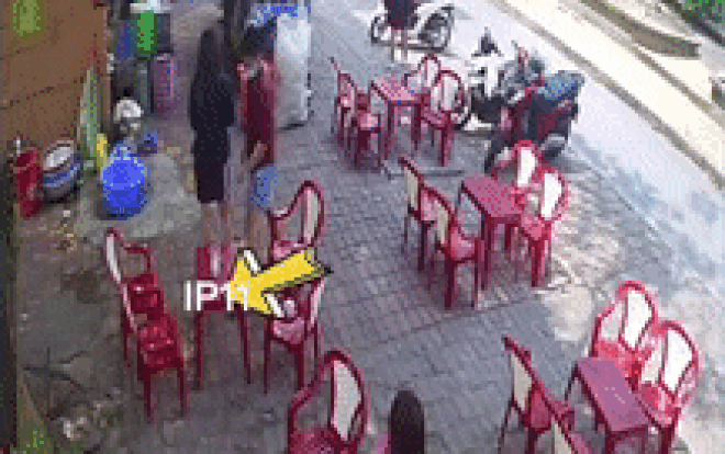 Thấy 2 cô gái để quên điện thoại trong quán ăn, nhóm thanh niên giở hành vi bôi bác Thay 2 co gai de quen dien thoai trong quan an, nhom thanh nien gio hanh vi boi bac