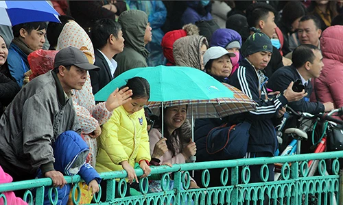 Hàng nghìn người đội mưa xem đua thuyền rồng ở hồ Tây, Hà Nội