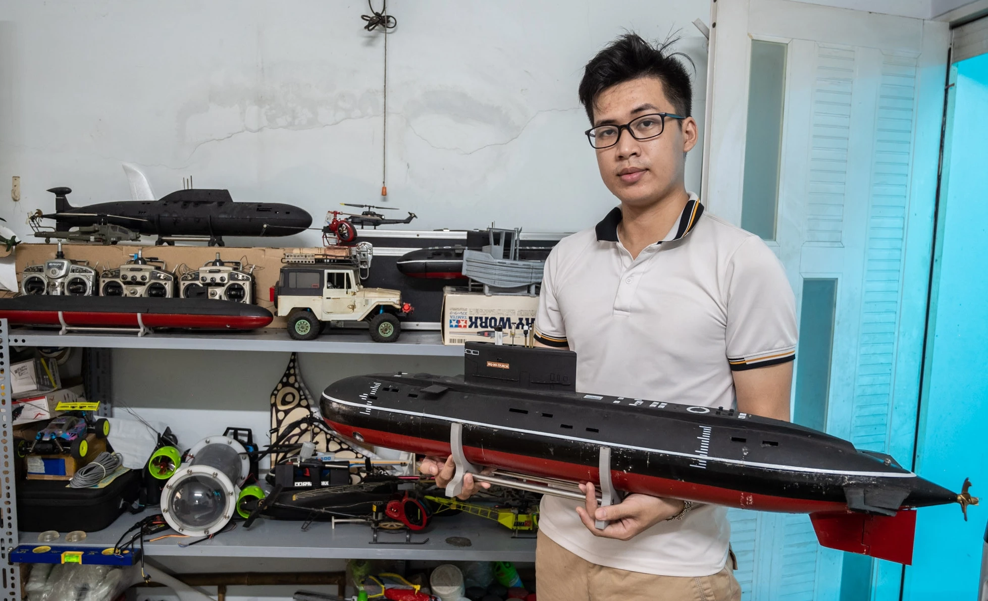 Chàng trai chế tạo mô hình tàu ngầm phóng 'ngư lôi, tên lửa'