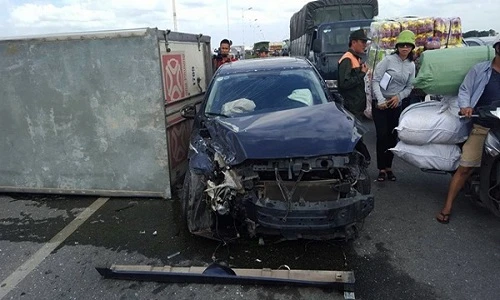 Ảnh: Ô tô đâm nhau liên hoàn trên cầu Vĩnh Tuy
