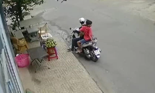 Video: Thanh niên đi SH Mode trộm sầu riêng trên phố