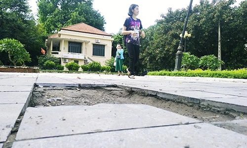 Nhếch nhác vườn hoa Lý Tự Trọng - công trình 1.000 năm Thăng Long